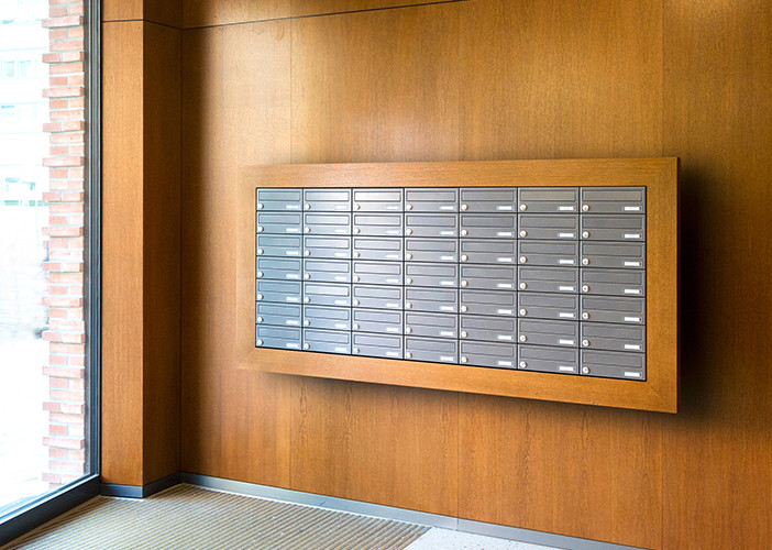 Briefkastenanlage in Holzoptik im Eingangsbereich als Aufputz