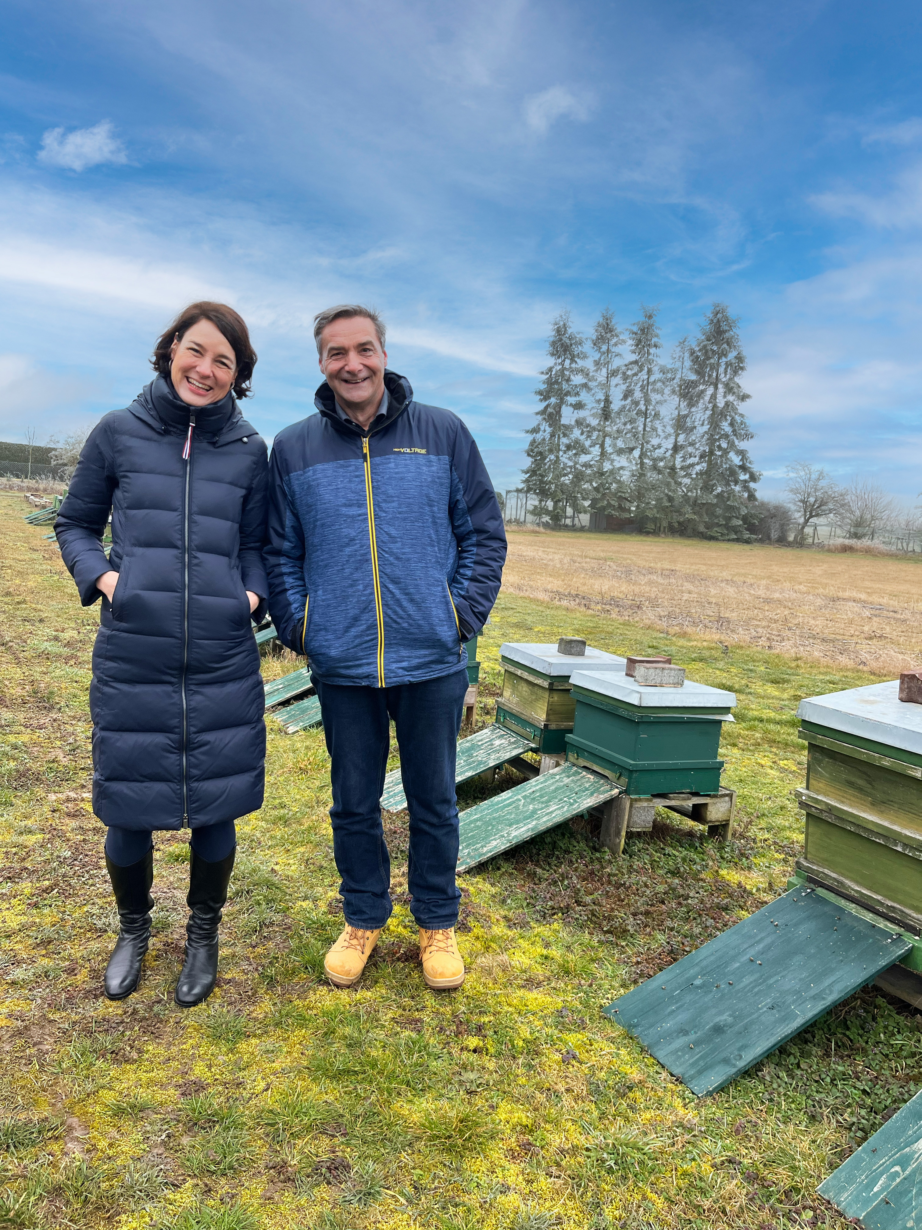 Claudia und Jörg bei den Bienen