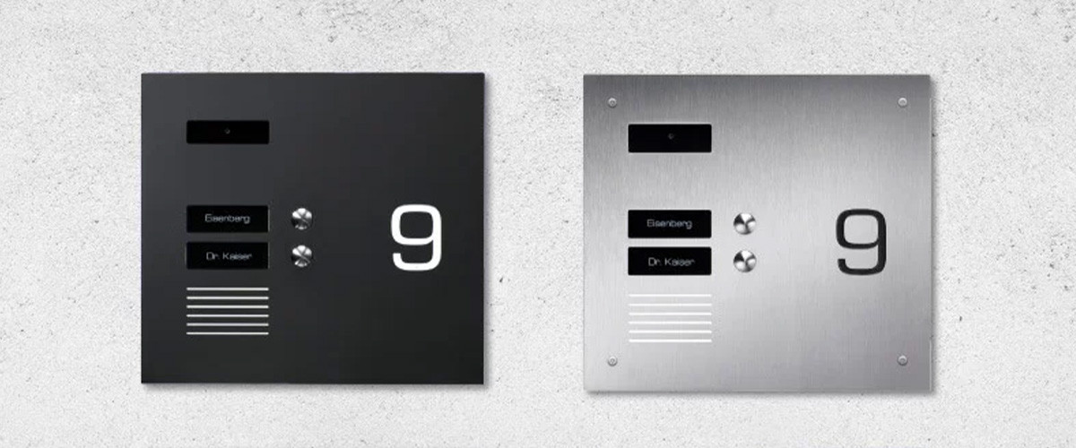 Individuelle Türstationen in schwarz und silber