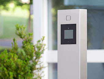 Stelen Stele mit COFORT Türstation 5,7 Zoll im Eingangsbereich