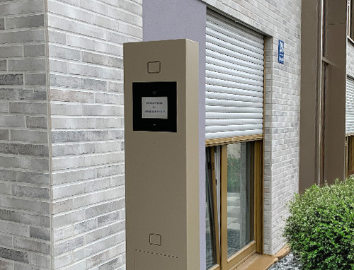 Stele an einer Türstation