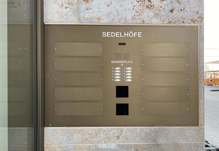 Referenz Sedelhöfe Ansicht Klingeltableau Bahnhofsplatz