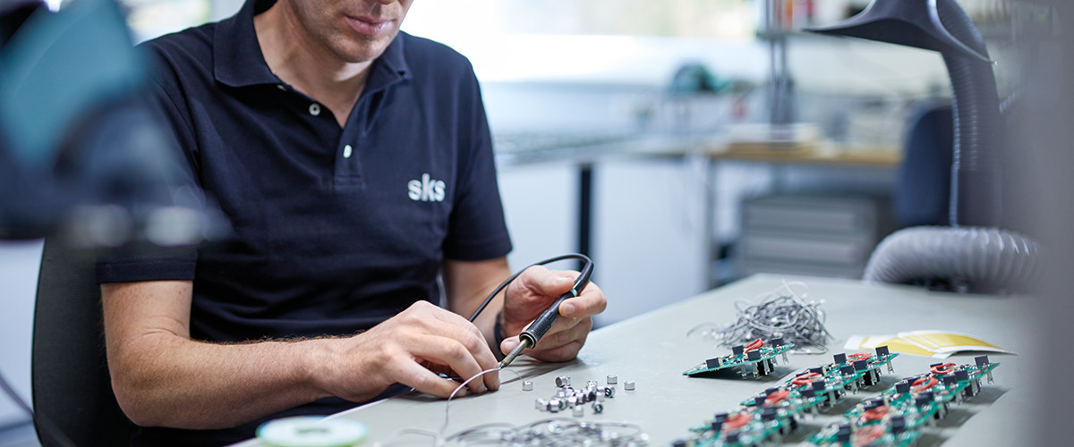 Mitarbeiter bei Lötvorgang in der Produktion