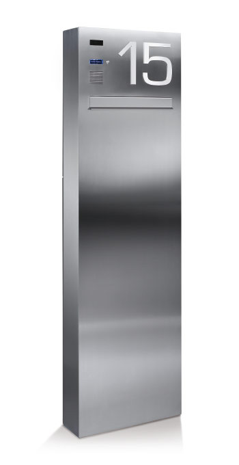 Silberne Stele mit Klingeltaster, Briefkasten und Hausnummergravur