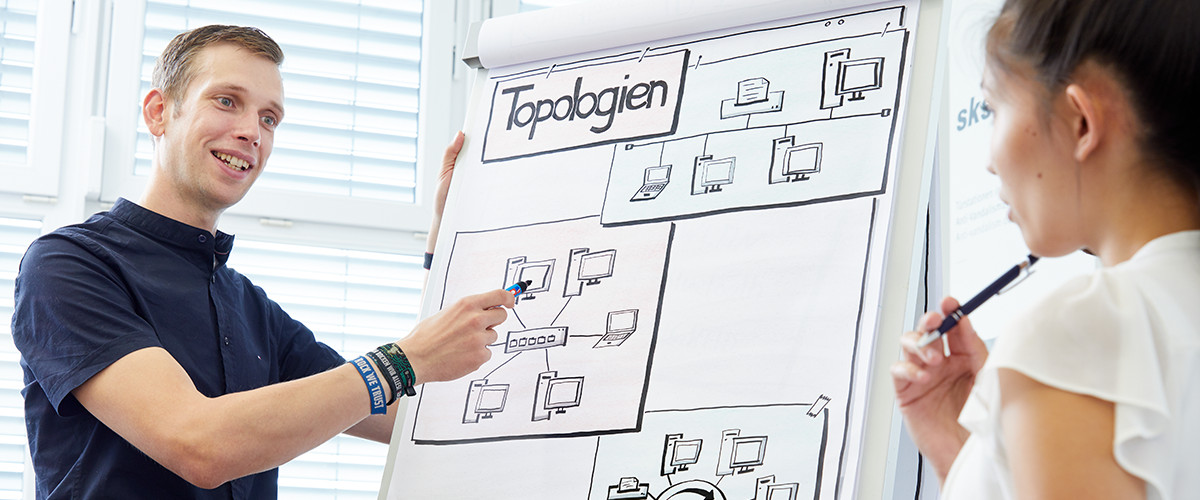 Studenten im Gespräch am Plipchart