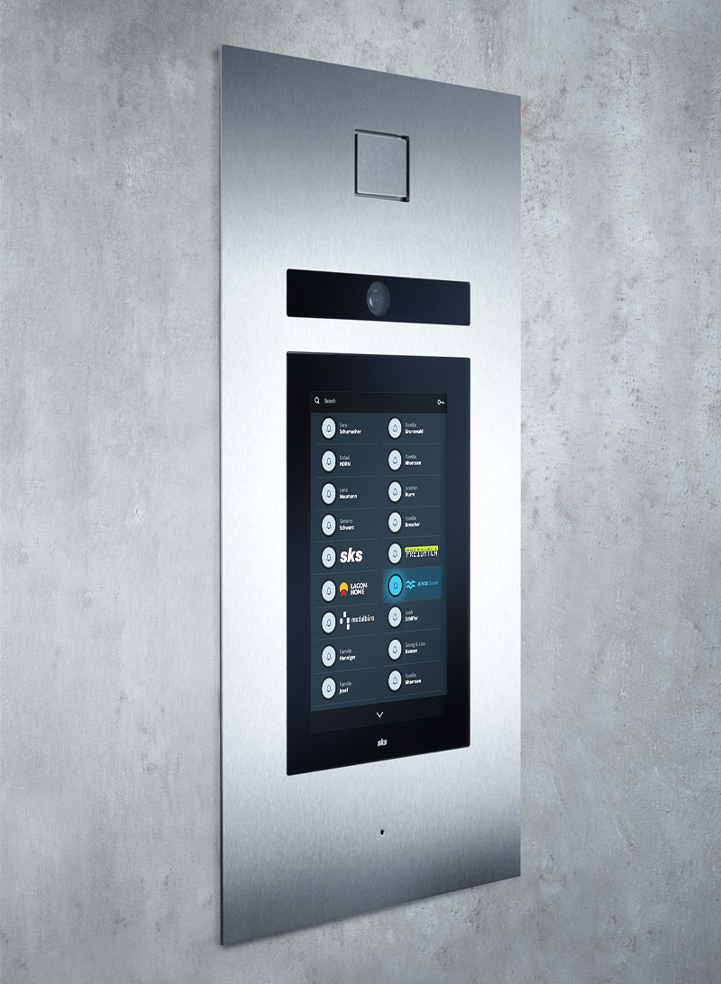 COMFORT 10,1 Zoll im Edelstahl-Einbaugehäuse auf einer Betonwand installiert