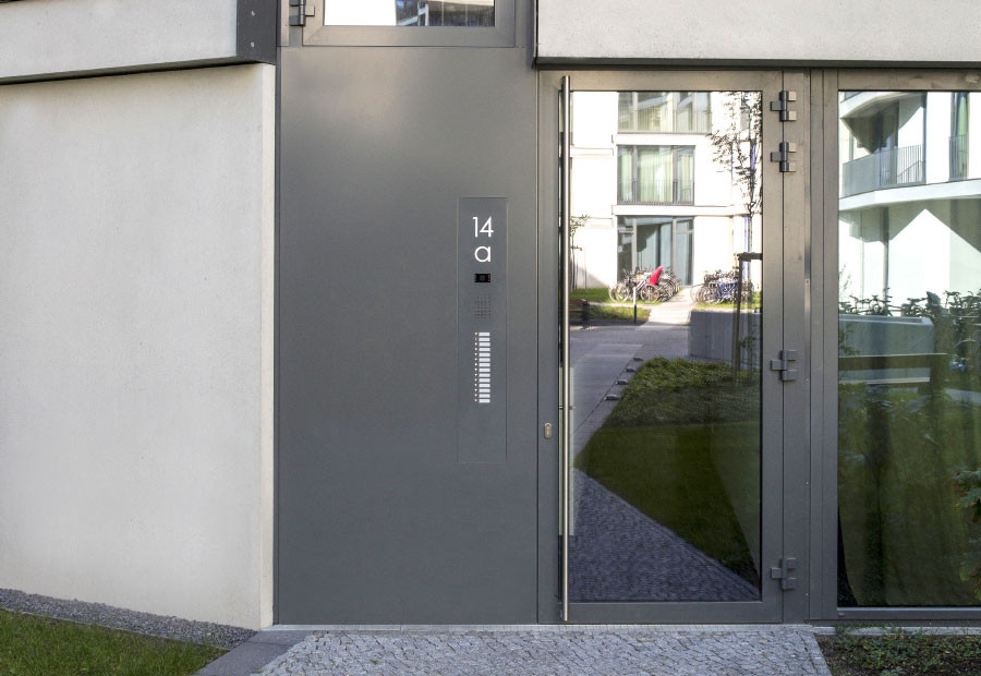 Referenz Polygon Garden Eingangsbereich mit Türstation