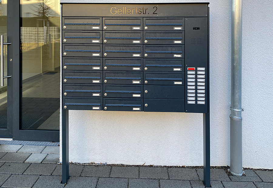 Briefkastenanlage Blue Village