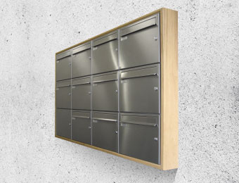 Briefkastensysteme Silberne Briefkastenanlage auf Betonfront