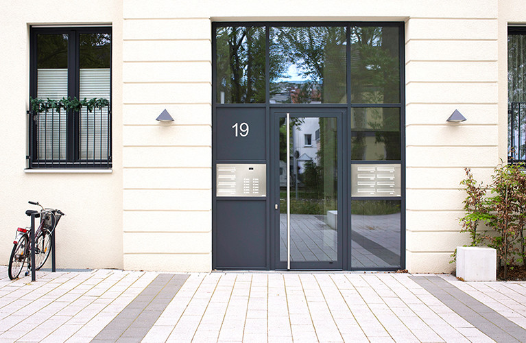 Briefkastenanlage in Türseitenteil